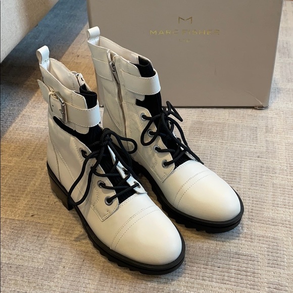 Marc Fisher Ivory Leather Boots mismatched pair - Picture 4 of 10